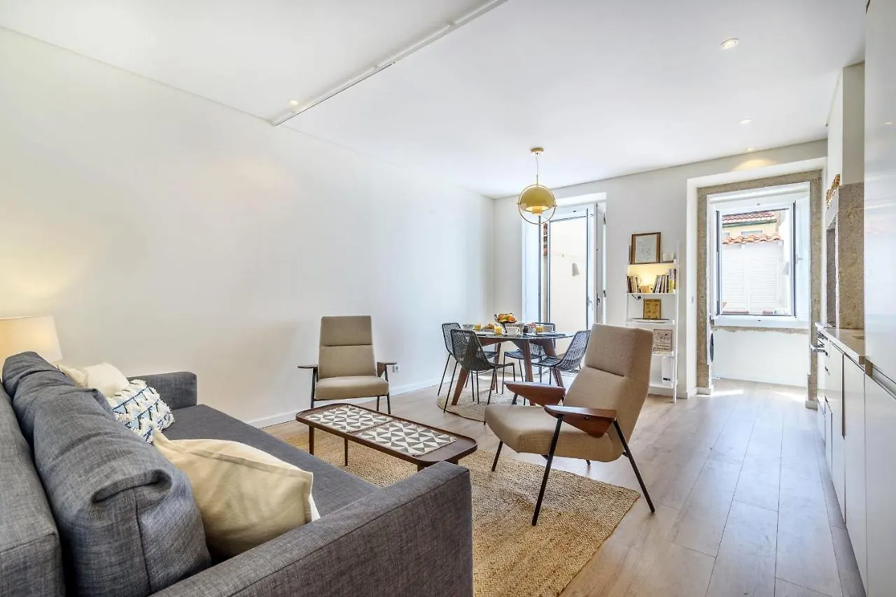 Guestready - Elegant Apartment With Private Terrace In Martires Da Patria Lisboa