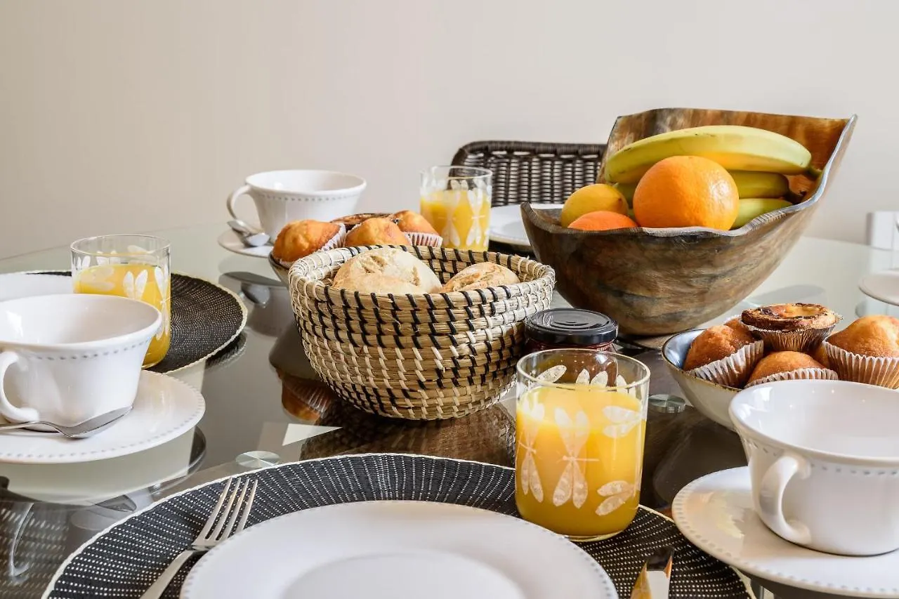 Guestready - Elegant Apartment With Private Terrace In Martires Da Patria Lisboa