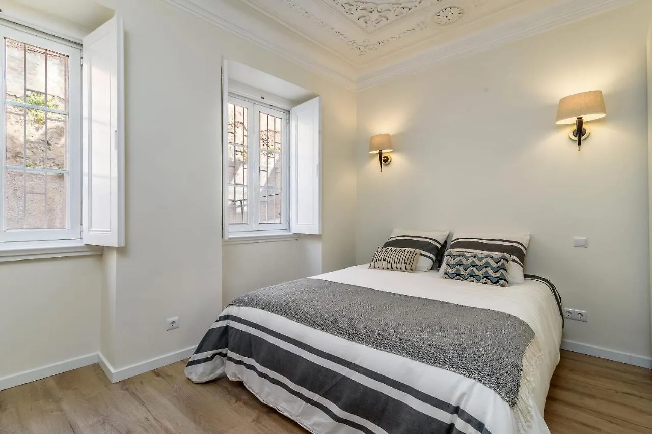 Guestready - Elegant Apartment With Private Terrace In Martires Da Patria Lisboa