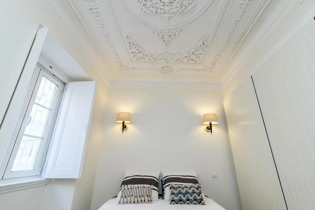 Guestready - Elegant Apartment With Private Terrace In Martires Da Patria Lisboa